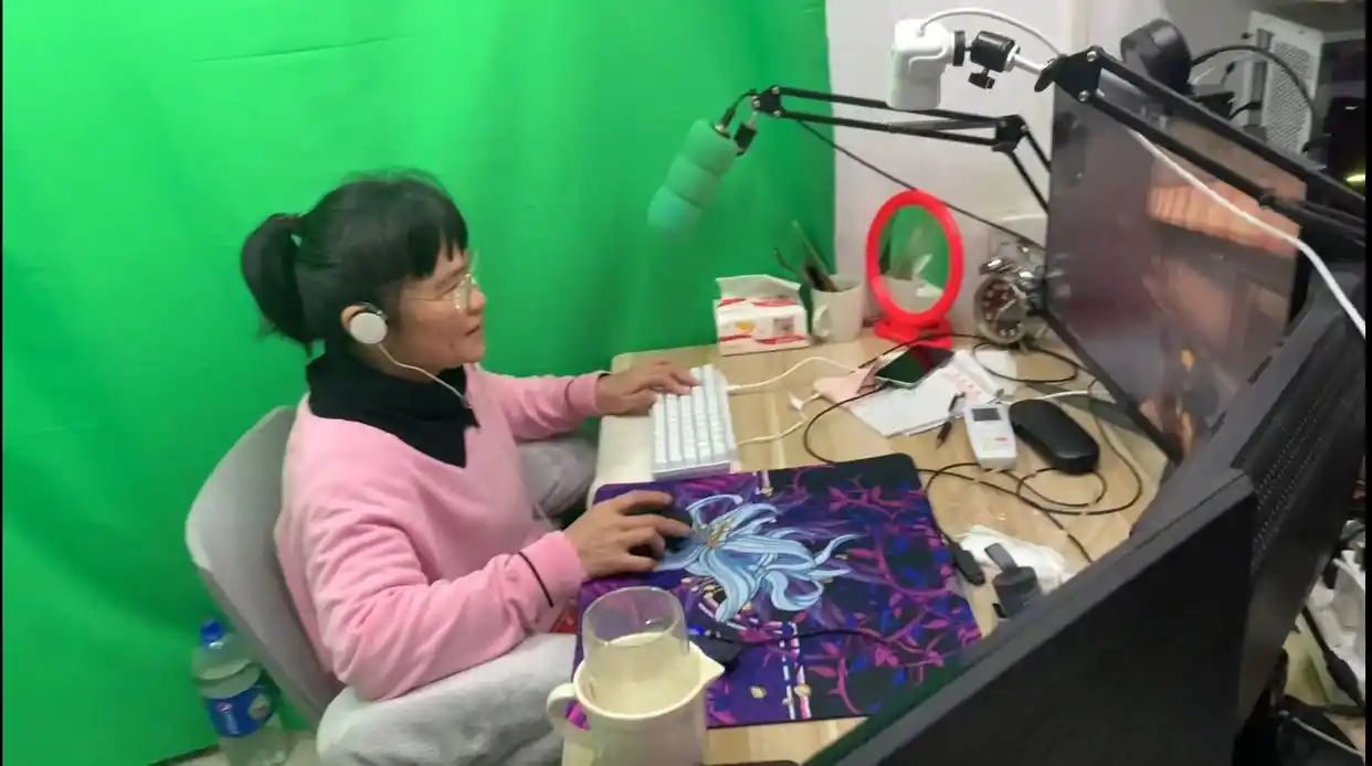 B站刺激战场60岁老阿姨_60岁老太打电竞_电竞老太直播